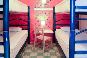 瓦哈卡市唐巴勃罗旅馆的双层床间 - 带两张双层床和椅子
