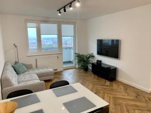 奥尔什丁Apartamenty Asapartment Stockholm的带沙发和电视的客厅