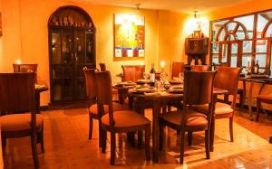 巴尼奥斯La Posada Del Arte的一间带木桌和椅子的用餐室