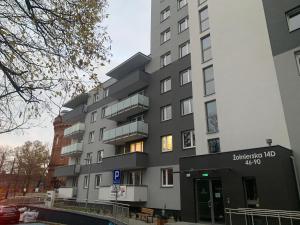 奥尔什丁Apartamenty Asapartment Stockholm的公寓大楼的入口
