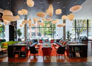 西雅图citizenM Seattle South Lake Union的大堂配有沙发、桌子和灯具