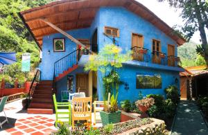 巴尼奥斯La Posada Del Arte的蓝色的房子,前面有楼梯