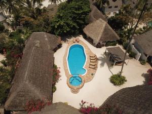 江比阿海景旅舍精品酒店的享有度假村游泳池的顶部景致