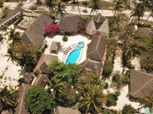 江比阿海景旅舍精品酒店的享有带游泳池的度假村的空中景致