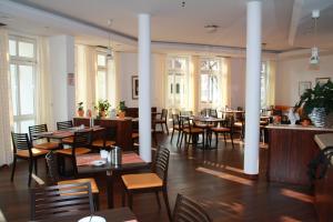 彭茨贝格柏格思特城市酒店的用餐室设有桌椅和窗户。