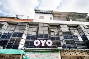 名古屋OYO 3212 Coffee Jodoh Homestay的上面有卵形标志的建筑