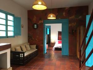 乔阿奇Quinta Sans-Soucis的客厅配有沙发和1张床
