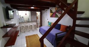 阿布拉奥Angel Ilha Flats e Varanda da Praia的小房间设有床和厨房