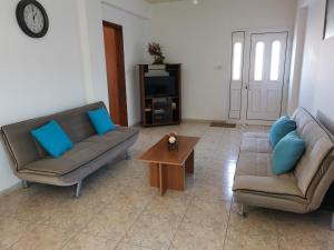Ayia MarinaAnastasia Apartment的客厅配有两张沙发和一张咖啡桌