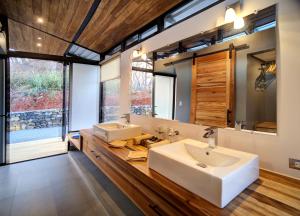 塔马林多Pacific Kalokairi - Adults Only的一间带两个盥洗盆和大镜子的浴室