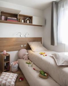 塞基兴PP-Camping Wallersee的卧室配有两张床,地板上配有玩具