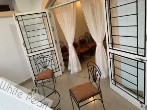莫尔穆冈Vistara By The Beach Goa的客厅配有两把椅子和窗户