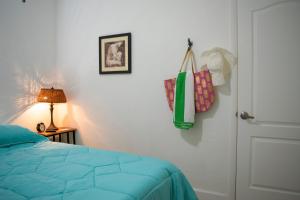 迈阿密Cozy room with Private Entrance - 3K的一间卧室配有床、灯和门