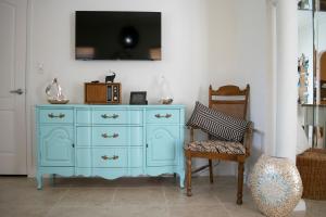 迈阿密Cozy room with Private Entrance - 3K的房间里的一件蓝色梳妆台和一把椅子