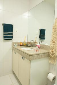 里约热内卢QUARTO EM CONDOMINIO DE LUXO NA BARRA DA TIJUCA的白色的浴室设有水槽和镜子