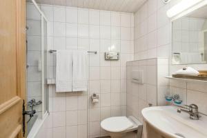 库尔Hotel Stern Chur的白色的浴室设有卫生间和水槽。