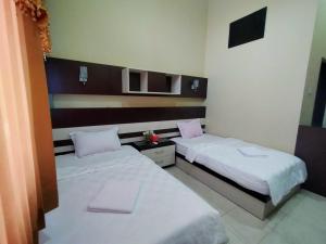 Kampung Gunung MalangHotel Pilar Mosa的一间客房内配有两张床的房间