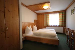 萨尔巴赫Pension Aberger的一间卧室设有一张床和一个窗口