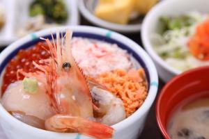 函馆函馆男爵俱乐部度假酒店的吃一碗带虾和米饭的食物