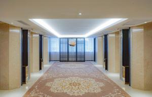广州广东大厦的大楼内带大地毯的走廊