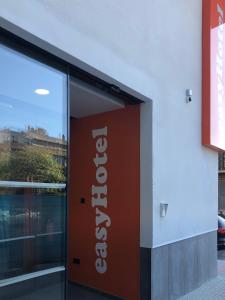 马拉加easyHotel Malaga City Centre的通向一座有烟草的建筑的敞开的门