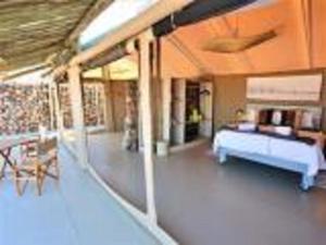 塞斯瑞姆Elegant Desert Camp的客厅配有床和沙发