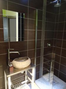 瓦隆蓬达克洛奇史前酒店的一间带水槽和镜子的浴室