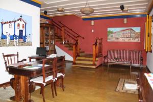 圣路易斯-杜帕赖廷加Pousada Villa Parahytinga的配有桌椅和楼梯的房间