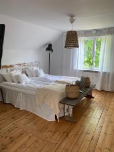 Vallby布提玛丽咖啡旅馆的一间卧室设有一张大床,铺有木地板