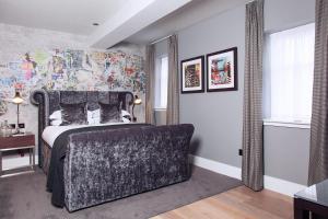 爱丁堡马尔马逊爱丁堡酒店的一间卧室配有一张沙发