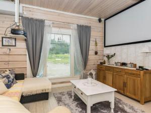 SuonenjokiHoliday Home Suviranta by Interhome的带沙发和投影屏幕的客厅