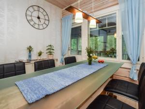 SuonenjokiHoliday Home Suviranta by Interhome的一间带绿色桌椅的用餐室