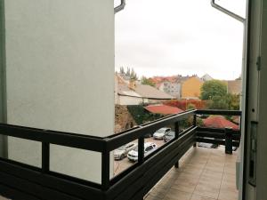 科希策Hostel Vodna 1的阳台享有停车场的景致。