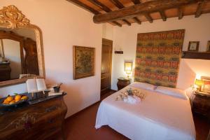 博尔格阿布贾诺La Magione dei Todaro的卧室配有一张白色大床和镜子