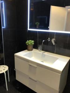 斯普利特嘉德安酒店的浴室设有白色水槽和镜子
