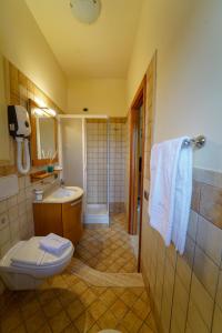 梵蒂冈角卡拉布里亚拉布索拉酒店的一间带卫生间和水槽的浴室