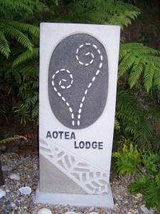 Tryphena大堡礁奥蒂亚洛奇山林小屋的绿茶屋的标志