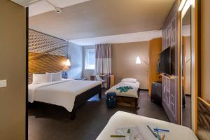 苏黎世苏黎世西城宜必思酒店的酒店客房设有两张床和电视。