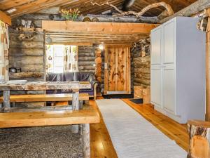 萨拉Holiday Home Kelokota by Interhome的小木屋客厅配有沙发和桌子