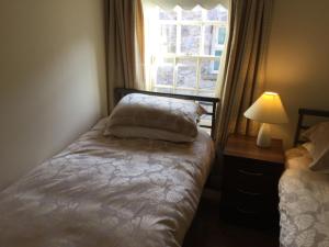 阿马多宾旅馆的一间小卧室,配有床和窗户