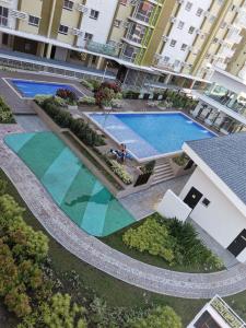 卡加盐德奥罗Mesaverte Residences AFS Suites的大楼游泳池的顶部景色
