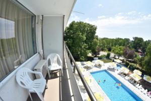 尼普顿Hotel Miorita Neptun的享有游泳池景致的阳台