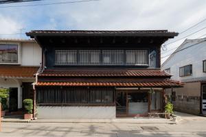 金泽HOTEL 101 KANAZAWA的黑屋顶的亚洲房屋