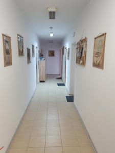 特罗扬Rooms Lagat的走廊上墙上挂有绘画的走廊