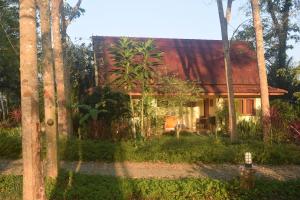 攀牙曼诺拉花园旅馆的丛林中的一座房子,有红色屋顶