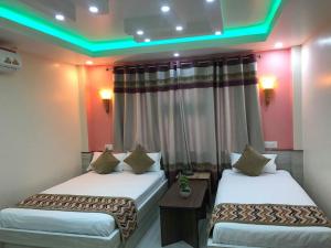 ItahariYara Hotel的绿灯客房的两张床