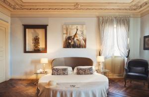 阿利亚诺泰尔梅Villa Fontana Relais Suite & Spa的一间卧室配有一张带两个枕头的床