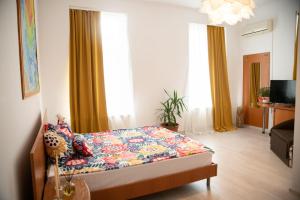 布勒伊拉Pensiunea Lms的一间卧室配有一张带彩色床罩的床