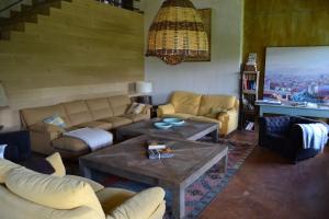 NahujaCasa de campo en Nahuja的带沙发和桌子的客厅
