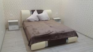 别列戈沃Будинок для гостей по вул. Шевченка的一间卧室配有一张带2个床头柜的大床